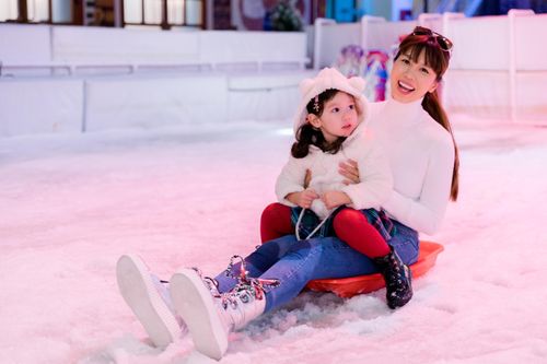 Không thể về Anh đón Noel, siêu mẫu Hà Anh đưa con gái đi trượt tuyết