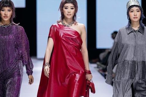 Hoa hậu Việt Nam và Hoa hậu Hoàn Vũ 'so kè' nhan sắc trên sàn catwalk