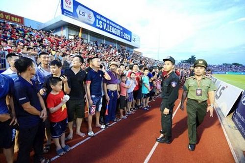 Bóng đá Việt Nam vượt qua đại dịch COVID-19: Sục sôi nơi khán đài
