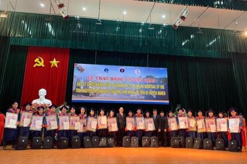 Bộ Y tế bàn giao 60 bác sĩ trẻ về công tác tại 33 huyện nghèo