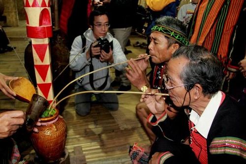 Rượu cần với người Ê-đê