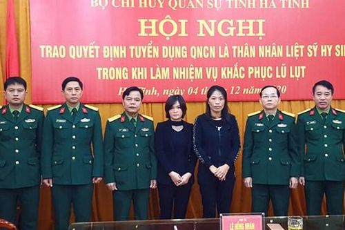Vợ 2 liệt sĩ Đoàn 337 được tuyển dụng quân nhân chuyên nghiệp