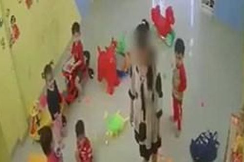 Xôn xao clip cô giáo đánh học sinh tới tấp rồi kéo vào góc khuất camera