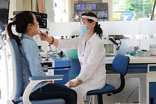 Cách phòng ngừa viêm họng cấp lúc giao mùa