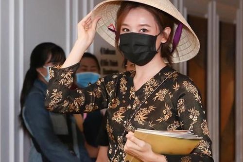 'Sao' Việt trong ngày: Hariwon hóa gái quê đi 'đánh ghen' ở họp báo