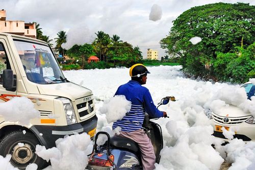 Bọt độc hại tràn ra đường phố Ấn Độ