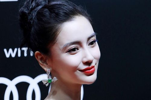 Angelababy nổi bật trên thảm đỏ