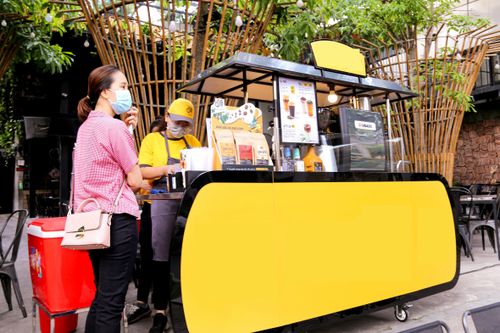 Các 'ông lớn' F&B tranh nhau bán dưới lề đường