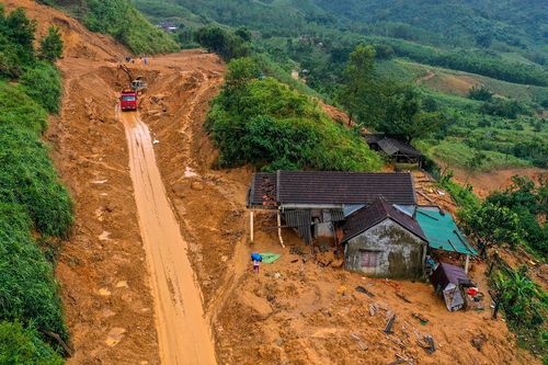 Vì sao vùng cao Quảng Ngãi liên tục sạt lở núi?