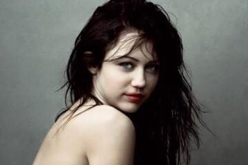 Miley Cyrus khiến mẹ tức giận khi chụp ảnh nude năm 15 tuổi