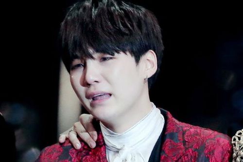 Thành viên BTS bật khóc khi nhận đề cử Grammy