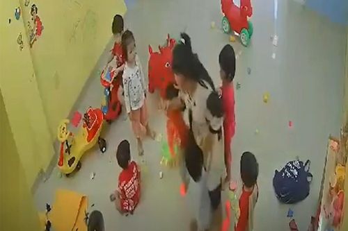Chủ nhóm trẻ mầm non bạo hành nhiều trẻ