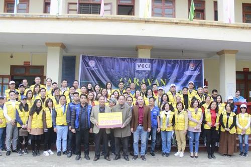 Doanh nghiệp Hanoisme sẻ chia 300 triệu đồng với người dân Bắc Kạn