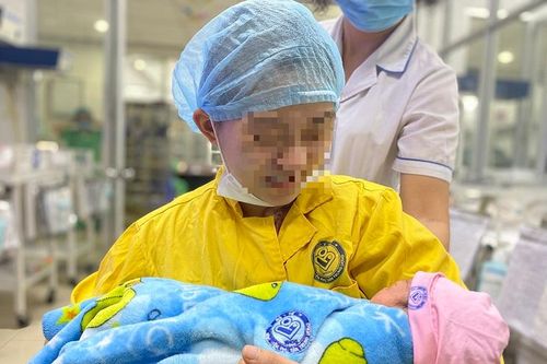 Bộ trưởng Bộ Y tế khen ngợi 2 bệnh viện cứu sống sản phụ mang thai