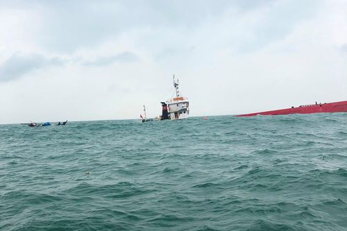 Cứu hộ 10 người trên tàu hàng có nguy cơ bị chìm ở vùng biển Cù Lao Chàm