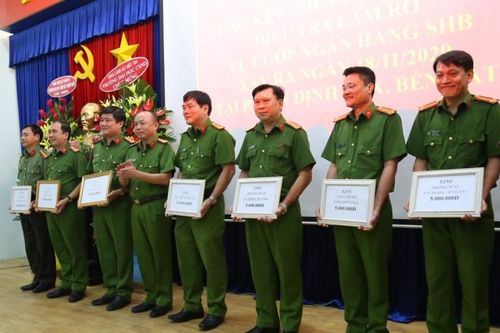 Khen thưởng các tập thể, cá nhân phá án nhanh vụ cướp ngân hàng