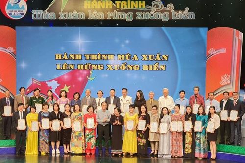 Quyên góp hơn 76 tỷ đồng cho Quỹ học bổng Vừ A Dính