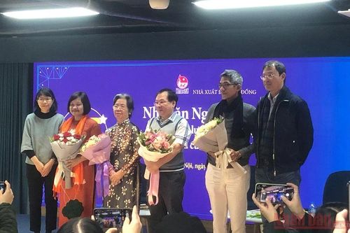 'Kính vạn hoa' kỷ niệm 25 năm