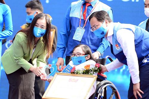 Cô giáo 'xương thủy tinh' nhận giải thưởng Tình nguyện Quốc gia