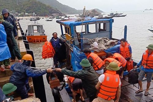 Tàu vận tải bị thủng khoang máy, 10 người được cứu nạn kịp thời