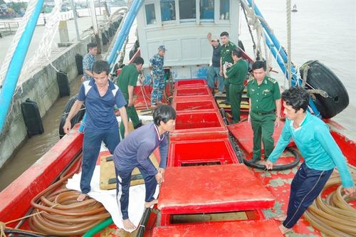 Bắt phương tiện vận chuyển dầu không rõ nguồn gốc