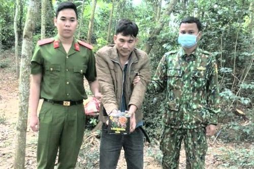 Bắt đối tượng vận chuyển pháo lậu ở biên giới