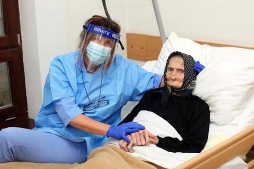 Virus corona đầu hàng trước cụ bà 99 tuổi