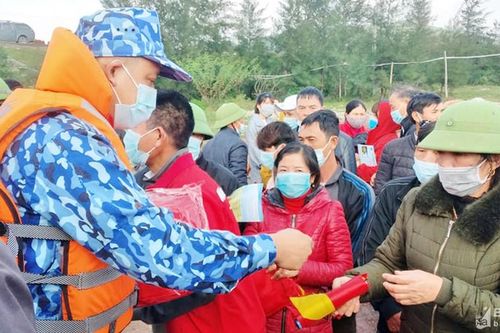 Bộ Tư lệnh Cảnh sát biển tặng quà nhân dân vùng biển Nghệ An