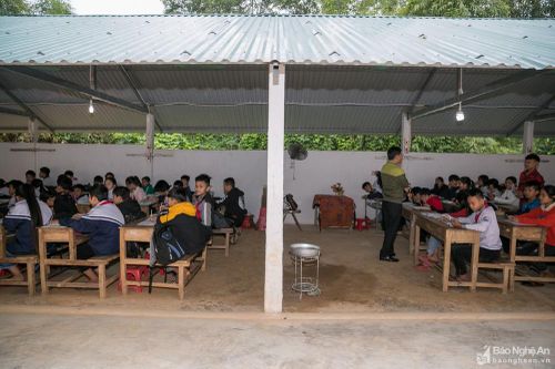 Trường xuống cấp nguy hiểm, học sinh Nghĩa Đàn 'rét run' ngồi học trong gara xe đạp