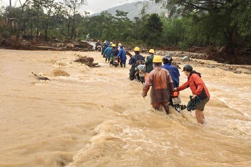 Điện lực Khe Sanh phục hồi đường điện cho bà con thôn Cát, thôn Trĩa