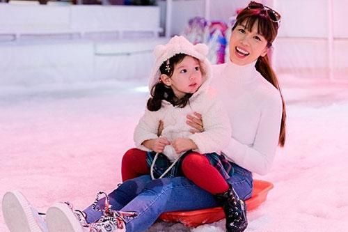 Con gái Hà Anh đi trượt tuyết