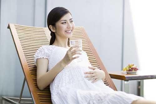 6 thời điểm quan trọng mẹ bầu cần uống nước để thai nhi khỏe mạnh, tăng cân