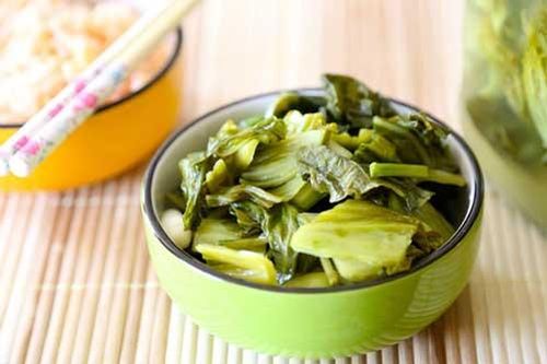 Tuyệt chiêu muối dưa cải chua ngon, vàng giòn, không bị khú