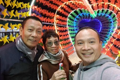 Nhà báo Lại Văn Sâm chụp ảnh một nhà ba người, bà xã hiếm hoi lắm mới lộ diện một lần lại gây chú ý