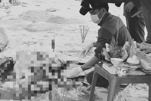 Tá hỏa phát hiện thi thể không nguyên vẹn đang phân hủy trôi dạt vào bờ biển Thừa Thiên - Huế