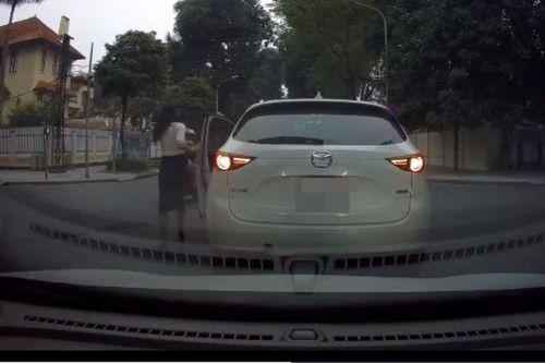 Clip: Nữ tài xế dừng xe ngay ngã tư đường, hành động sau đó của chị được CĐM vỗ tay rần rần