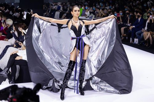 Võ Hoàng Yến diện swimsuit gợi cảm, khoe chân dài bất tận, làm vedette show thời trang