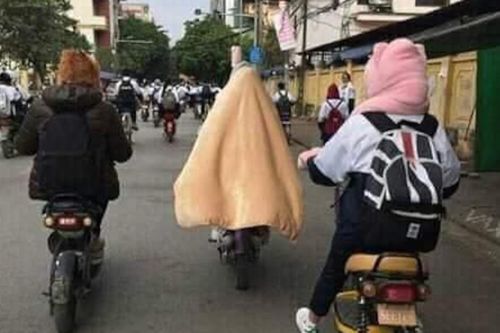 Học sinh miền Bắc bịt kín từ đầu đến chân, mang theo cả chăn mền khi đến lớp giữa mùa đông lạnh giá