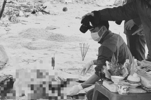 Thi thể mang áo mưa, không có đầu trôi dạt vào bờ biển Thừa Thiên Huế