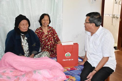 Chủ nhiệm Ủy ban Kiểm tra Tỉnh ủy Thái Thanh Bình thăm, tặng quà các đồng chí nguyên lãnh đạo tỉnh