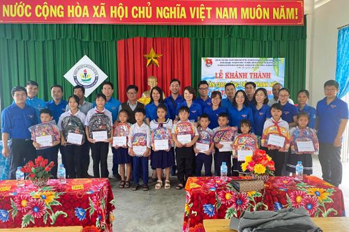 Trao tặng máy lọc nước sạch cho Trường Tiểu học & THCS Vạn Thạnh