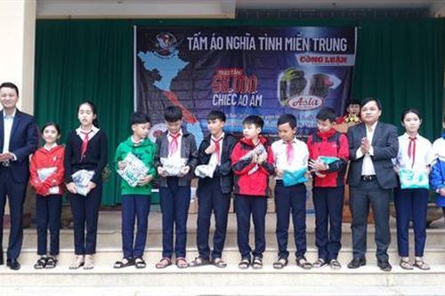 Báo Nhà báo và Công luận tặng quà cho học sinh vùng lũ Quảng Trị