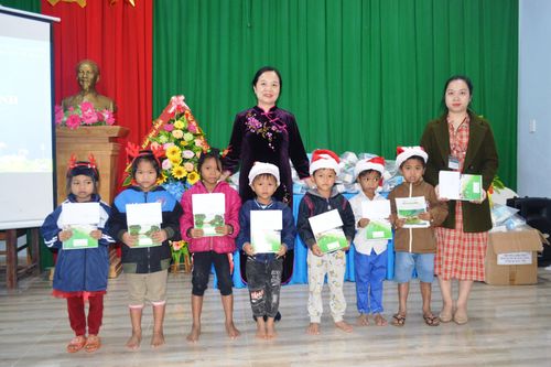 Tặng thiết bị thư viện, sách và hỗ trợ khắc phục hậu quả bão lũ cho học sinh, giáo viên Trường TH&THCS A Vao