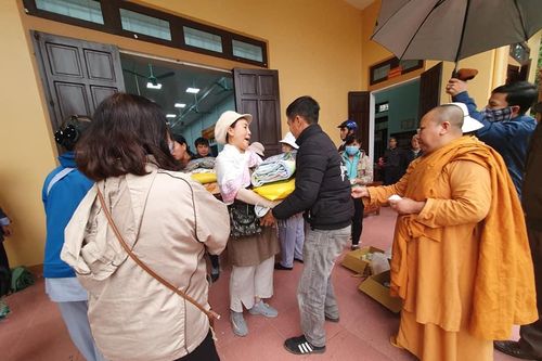 Hệ phái Khất sĩ tặng quà tại Nghệ An