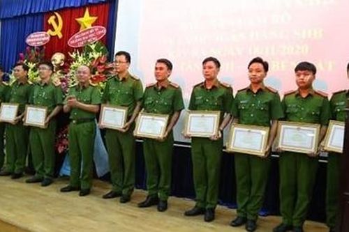 Khen thưởng đơn vị khám phá vụ cướp ngân hàng SHB