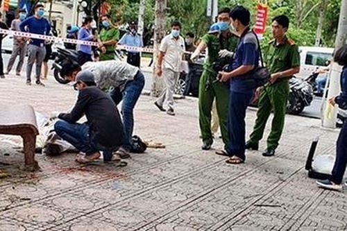 Đang ngủ trên ghế đá, người đàn ông ngã lăn xuống đất tử vong