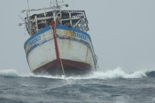 Hải quân cứu nạn và sửa chữa 2 tàu cá trên biển