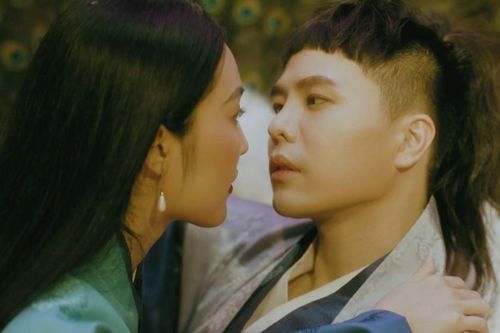Trịnh Thăng Bình tình cảm bên 'nàng Kiều' Helly Tống trong MV 'Bức Bình Phong'