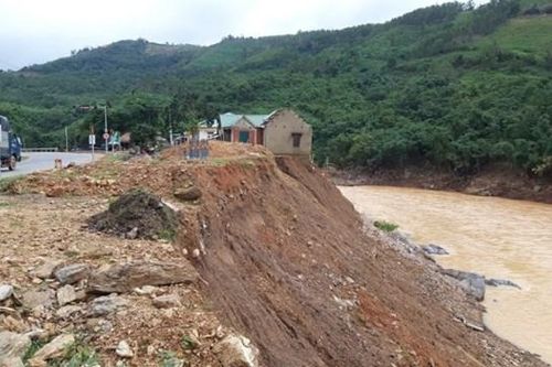 Sau lũ, bờ sông ở Quảng Trị tiếp tục sạt lở