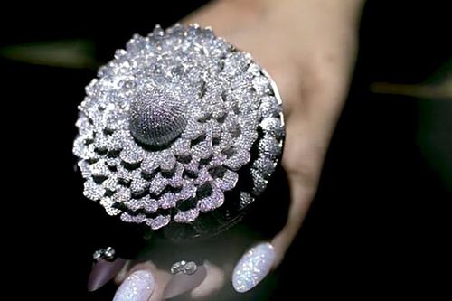 Chiếc nhẫn đính hơn 12.000 viên kim cương lập kỷ lục thế giới